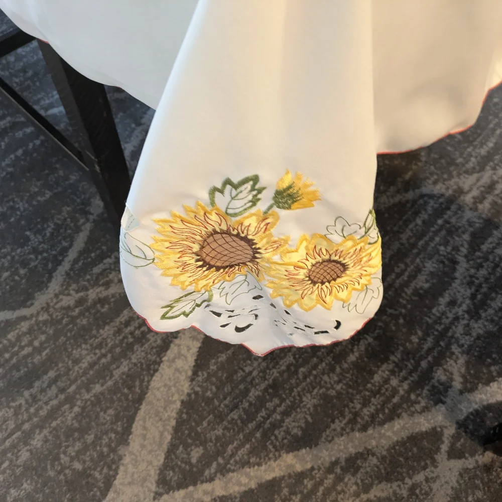 Vintage 2007s Croft & Barrow Cream Floral Embroidered Tablecloth 99